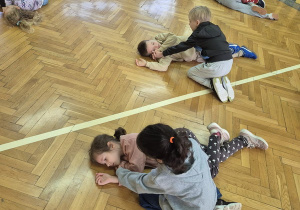 Uczniowie klas I wykonują pozycję boczną (bezpieczną)