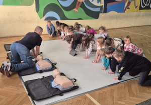 Pan Jacek szkoli pierwszoklasistów, jak wykonywać uciśnięcia klatki piersiowej