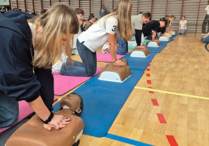 Klasy VIII sprawnie prowadzą RKO na fantomach ćwiczebnych