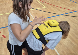 Naukę postępowania w sytuacji zakrztuszeń ułatwiają nam specjalne kamizelki
