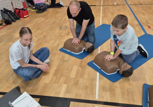 Rodzinnie prowadzimy RKO na fantomach ćwiczebnych