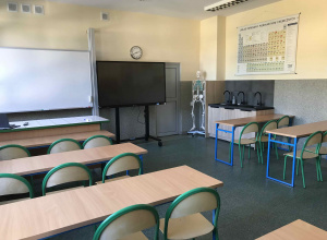 Adaptacje i wyposażenie sal lekcyjnych.