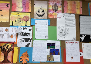 Straszne historie w języku angielskim – prace konkursowe zamieszczone na szkolnej tablicy.