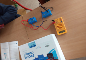Uczniowie klasy 2a budują proste obwody elektryczne z wykorzystaniem pomocy zakupionych z funduszy Unii Europejskiej.
