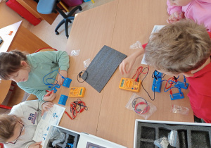 Uczniowie klasy 2a budują proste obwody elektryczne z wykorzystaniem pomocy zakupionych z funduszy Unii Europejskiej.