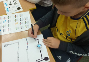 Uczniowie klasy 2a kodują trasę Ozobotów zakupionych z funduszy Unii Europejskiej.