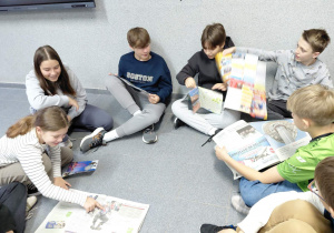 W ramach lekcji kulturowych uczniowie z grupy 1 przeglądają brytyjskie gazety.