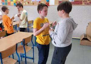 Uczniowie doskonalą umiejętność mówienia poprzez wchodzenie w interakcje językowe.