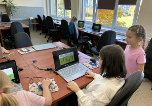 Uczennice prezentują nową funkcję w programie Paint.