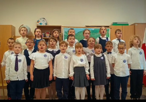 Uczniowie klasy 1c podczas wykonania hymnu narodowego.