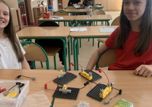 Uczestnicy koła informatyczno-ekologicznego budują obwody elektryczne.