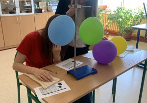 Uczniowie klas piątych odkrywają zasady elektryzowania się ciał.