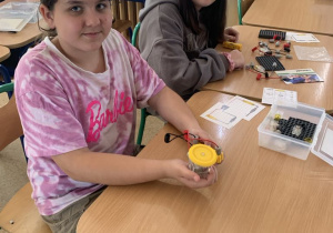 Uczniowie koła informatyczno-ekologicznego wbudowują wiatrak w obwód elektryczny