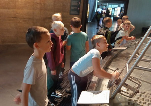 Uczniowie zapoznają się z zasobami Centrum Nauki Kopernik. Samodzielnie zdobywają wiedzę.