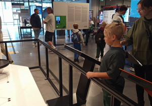 Uczniowie zapoznają się z zasobami Centrum Nauki Kopernik. Samodzielnie zdobywają wiedzę.