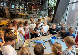 Uczniowie podczas warsztatów muzycznych budowali instrumenty muzyczne z przedmiotów codziennego użytku