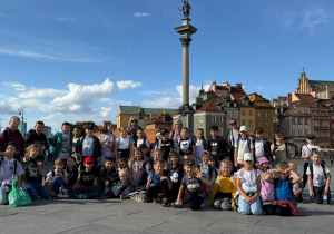 Uczestnicy wycieczki pod Kolumną Zygmunta III Wazy.