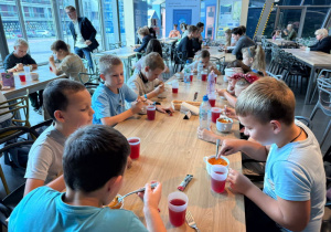 Uczniowie podczas wspólnego obiadu.