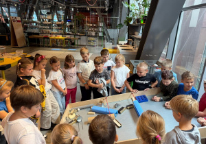 Uczniowie podczas warsztatów muzycznych budowali instrumenty muzyczne z przedmiotów codziennego użytku