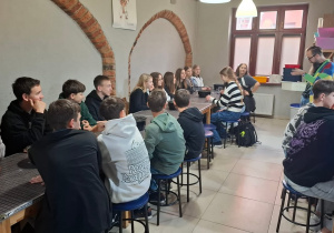 Uczniowie na warsztatach w Centrum Małej Chemii.