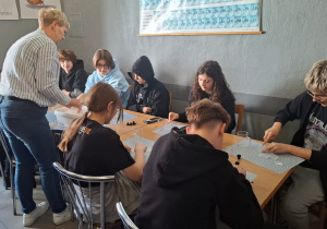 Uczniowie kroją bezbarwną mieszaninę oleju kokosowego, gliceryny i zasady.