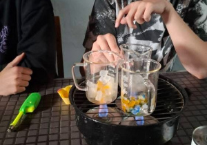 Uczniowie podgrzewają mieszaninę.