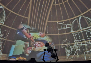 Uczniowie w Planetarium poznają mamę nieba.