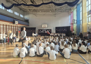 Uczniowie uczestniczący w uroczystej akademii.