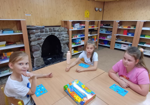 Uczennice grają w loteryjkę logopedyczną