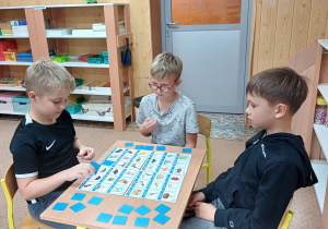 Gra logopedyczna – Psotne słówka. Uczniowie szukają pary do obrazków na swojej planszy