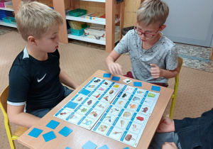 Gra logopedyczna – Psotne słówka. Uczniowie szukają pary do obrazków na swojej planszy