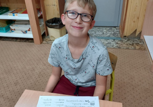 Uczniowie rozwiązuję na zajęciach logopedycznych rebusy i krzyżówki.