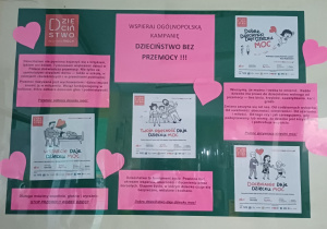Ogólnopolska Kampania - Dzieciństwo bez Przemocy – tablica informacyjna powieszona na szkolnym korytarzu.