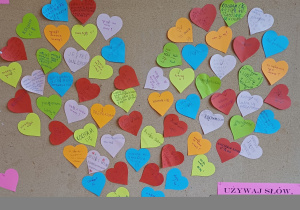 Tablica z przyczepionymi kolorowymi serduszkami zawierającymi słowa, które dodają mocy w ramach Ogólnopolskiej Kampanii - Dzieciństwo bez Przemocy.