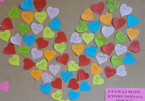 Tablica z przyczepionymi kolorowymi serduszkami zawierającymi słowa, które dodają mocy w ramach Ogólnopolskiej Kampanii - Dzieciństwo bez Przemocy.