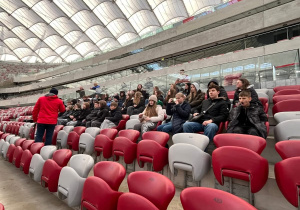 Uczniowie siedzą na trybunach w strefie VIP.