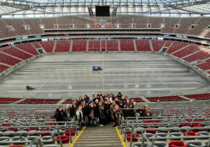 Zdjęcie grupowe na stadionie.