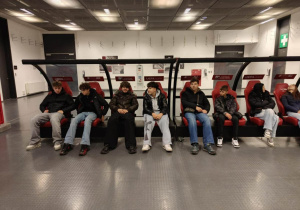 Chłopcy siedzą w fotelach rezerwowych w mixed zone.