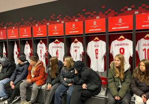Uczestnicy wycieczki przebywają w szatni Reprezentacji Polski.