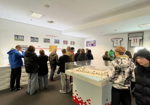 Klasy ósme zwiedzają Strefę Pucharową podczas wizyty na PGE Narodowym.