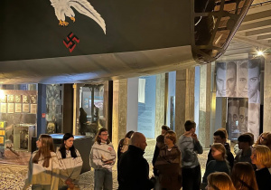 Grupa znajduje się z przewodnikiem w sali pod Liberatorem - repliką samolotu Liberator B-24J w skali 1:1