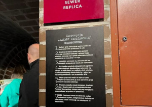 Grupa stoi przed repliką kanału.