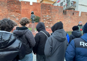 Klasy ósme stoją pod Pomnikiem Małego Powstańca.