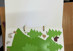 Strona książki sensorycznej - choinki wycięte z papieru kolorowego.