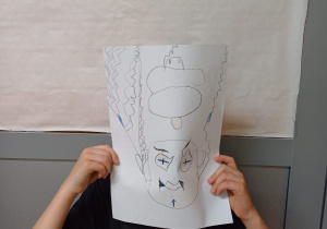 Uczestnicy przygotowali maski uczuć.