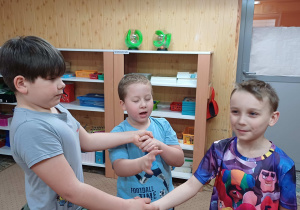 Zabawa rozwijająca umiejętność współpracy "Supły" - uczestnicy łączą się w kręgu dłońmi i następnie próbują się rozwiązać.