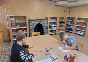 Zajęcia emocjonalno - społeczne - uczniowie z klas pierwszych przygotowują rysunki przedstawiające siebie jako zwierzątko i określają trzy cechy, które opisują wybrane zwierzę oraz uzasadniają swój wybór