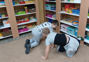 Uczniowie podczas ćwiczenia – Powitania krążą po Sali i witają się na różne sposoby zaproponowane przez prowadzącego – Jak politycy, jak przyjaciele, po długiej rozłące itp.