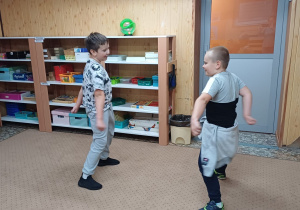 Ćwiczenie Model. Jeden uczestnik pokazuje wymyślone ruchy, a pozostali go naśladują. Potem następuje zmiana