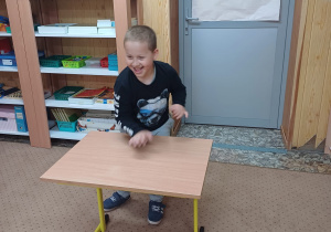 Zajęcia emocjonalno - społeczne : zabawa "Jaki to przedmiot?" Uczniowie bez użycia słów pokazuje przedmioty codziennego użytku - mikser.